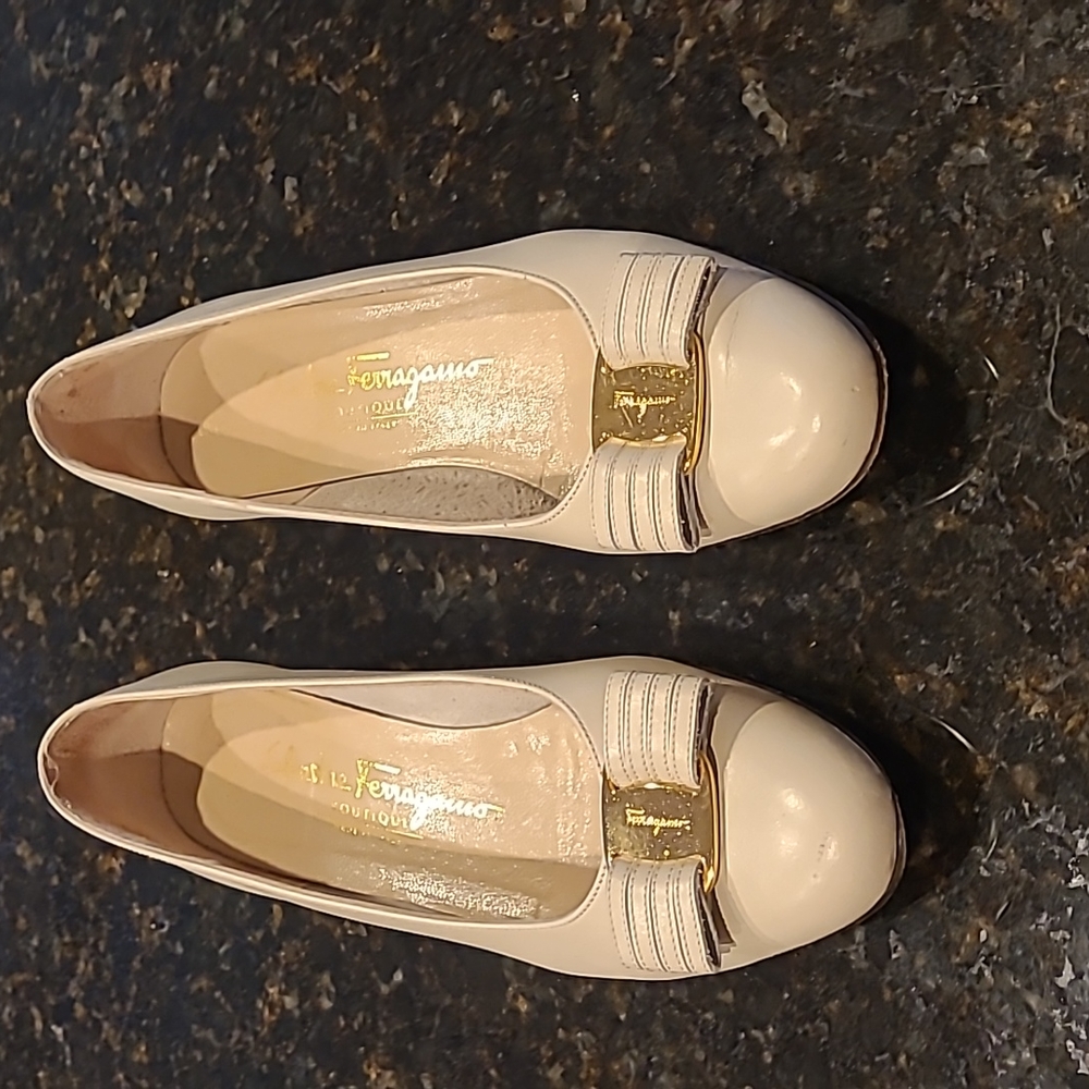 Vintage Salvatore Ferragamo 7.5AA Vera Bow - Picture 2 of 16